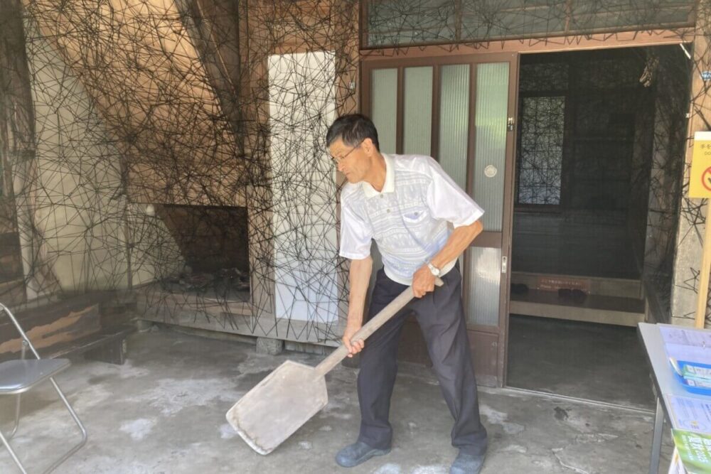 里山でアートな夏旅を[後編]　古民家が芸術作品に。塩田千春「家の記憶」（大地の芸術祭作品）【新潟県十日町市】